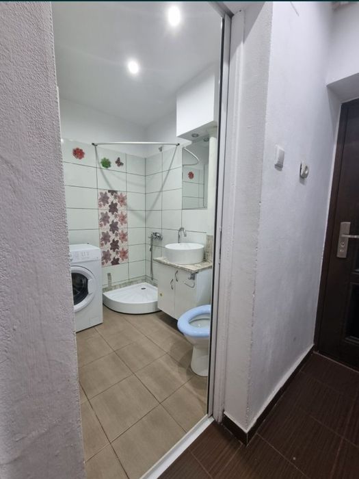 Schimb Garsoniera cu Apartament minim 60 mp, DECOMANDAT In TG-jiu,minim 3 camere,doar etaj 1 maxim 2+diferență din partea mea