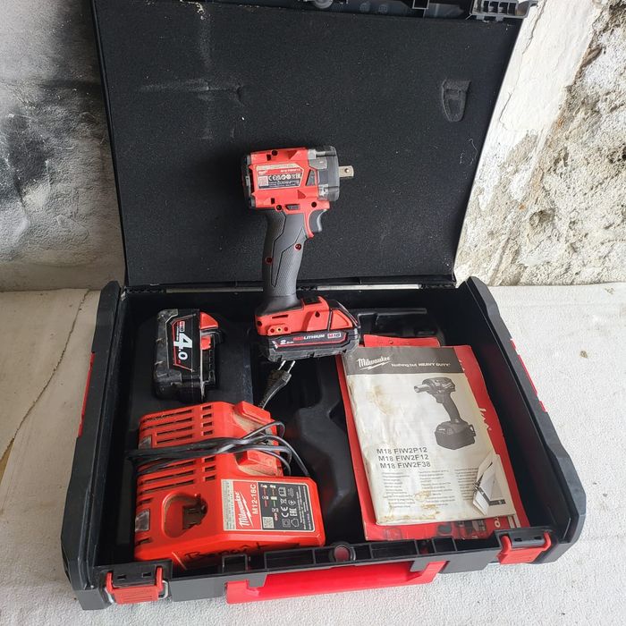 Mașina de înșurubat cu impact Milwaukee M18 FIW2P12