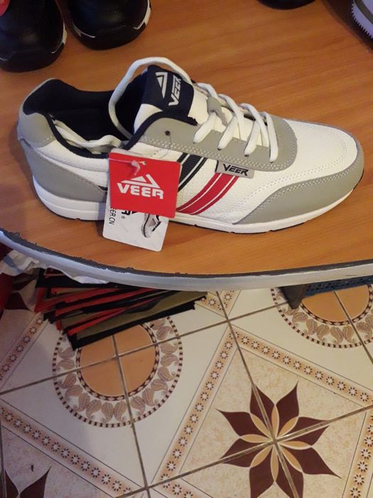 Adidași VEER de vânzare