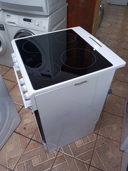 Като нова свободно стояща печка с керамичен плот Gram 2години гаранция