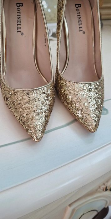 Pantofi aurii superbi