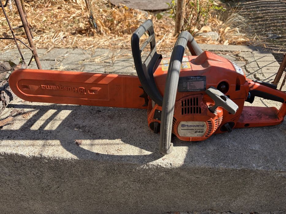 Husqvarna 240 X-Torq  + o drujba electrica cu cablu lung