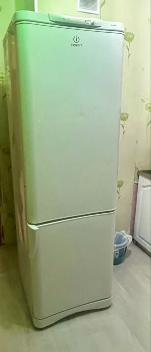 Продам двухкамерный холодильник Indesit