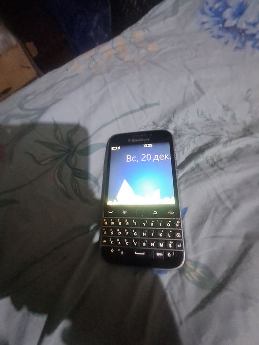 Продам телефон блек вери  в отличном состояний .