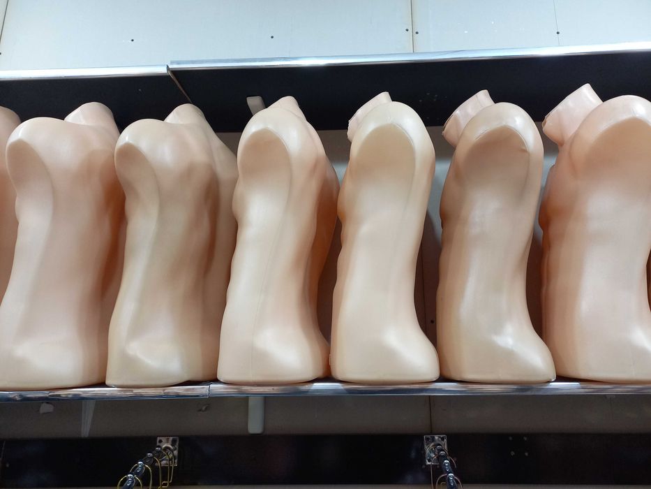 Manekenlar  sotiladi