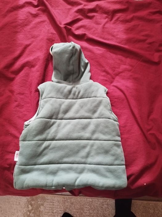 Бебешки елек с качулка