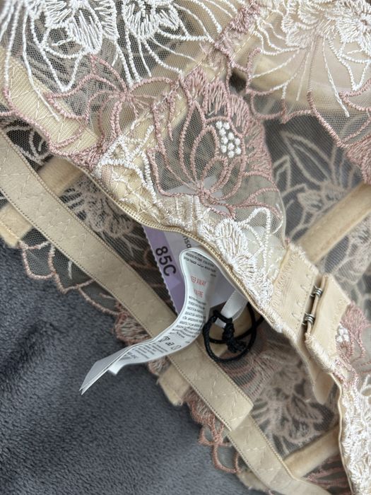 Красиво секси бюстие 85С