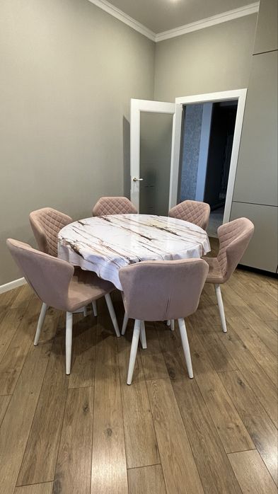 Стол и стулья для кухни