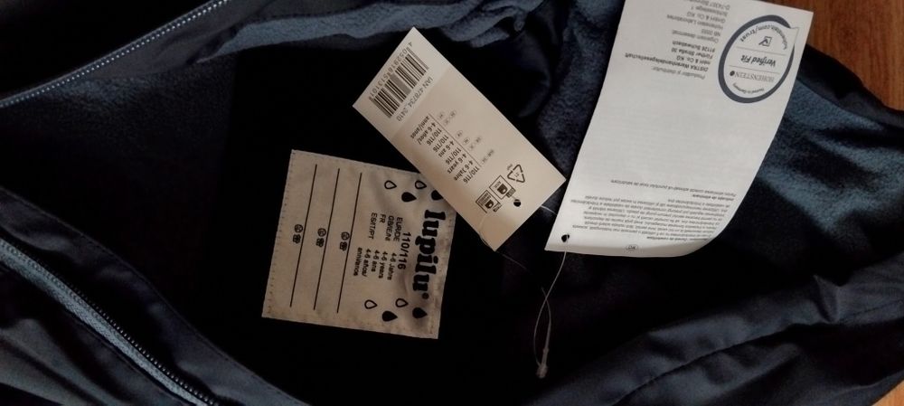 Jacheta impermeabila +pantalon băieței 4/6ani ,noi