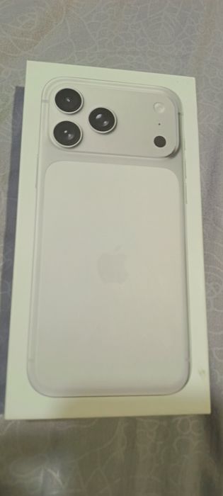 Продам 17про макс айфон