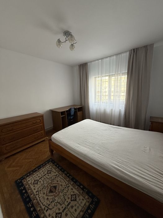Închiriez apartament cu 2 camere