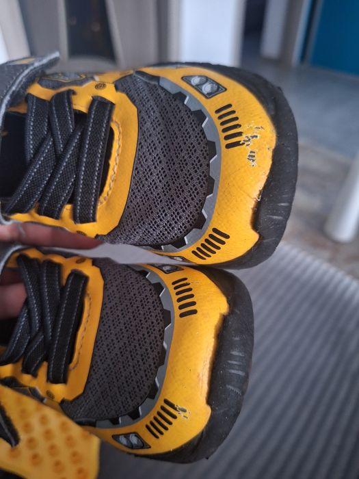 Vând skechers mărimea 25