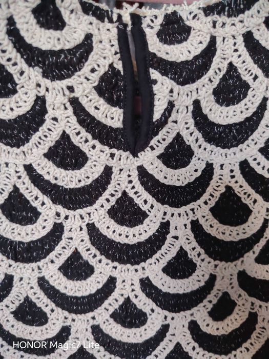 Нов топ, черно и екрю.