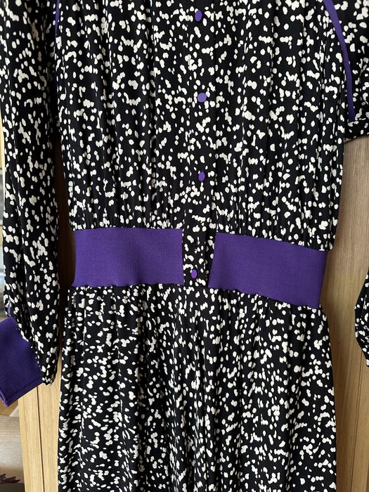 Черно-бяла рокля с лилави мотиви