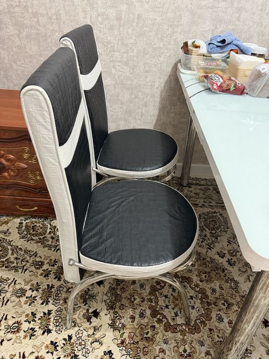 Продам б/у стол и стулья