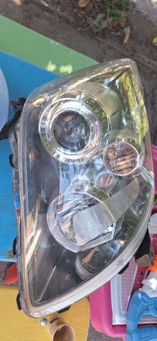 Тойота авенсис десен фар