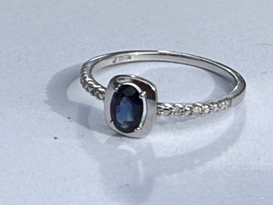 Inel aur 14 karate cu diamante naturale si un safir central natural