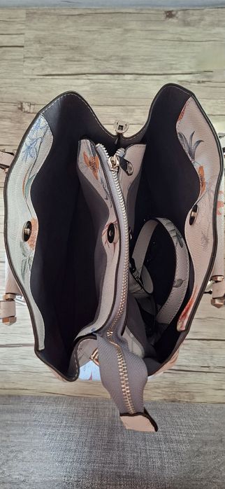 НОВА елегантна бяла дамска чанта с флорален принт