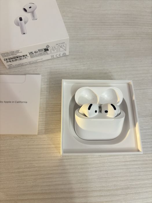 Безжични слушалки Apple AirPods 4