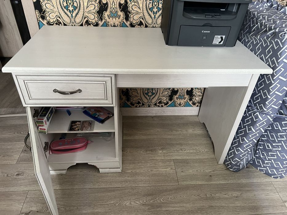 Продам столик в хорошем состояний