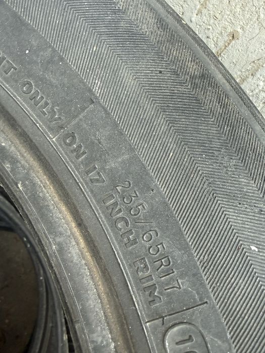 Шины б/у 4 штуки  235/65/17