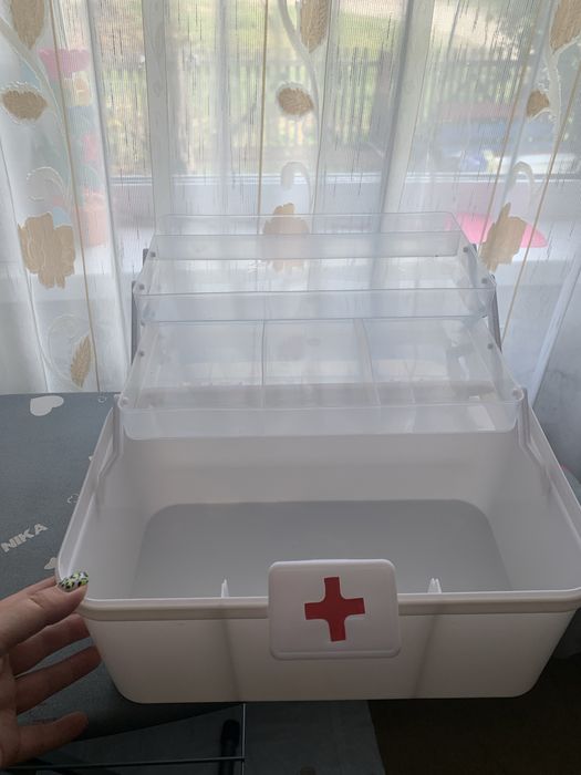 Пподам аптечку пластиковую
