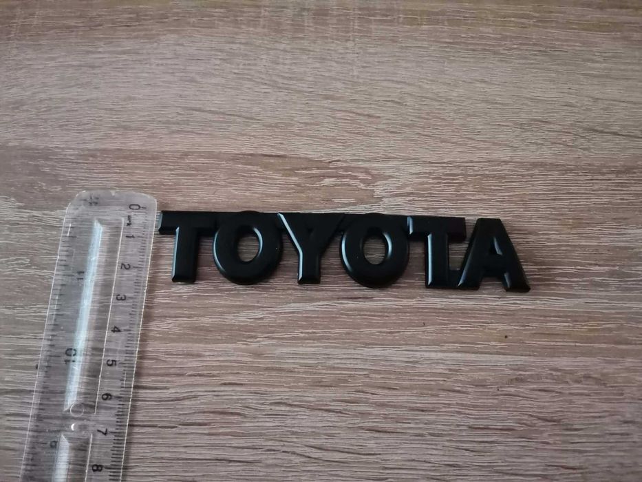 Toyota черен надпис малък шрифт