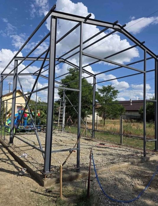 vând structură metalică opt deschiderea 15 lungimea patru la streașină