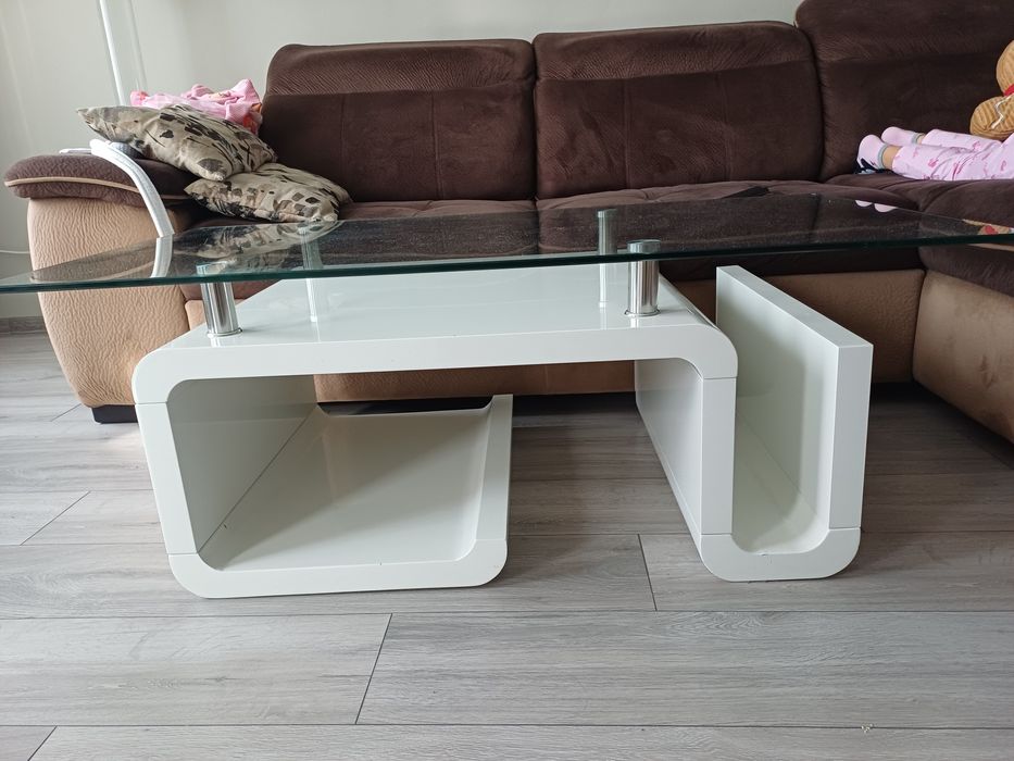 Стъклена холна маса