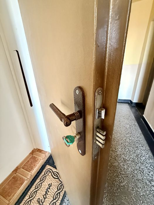 Продавам метална входна врата с каса 1920/830