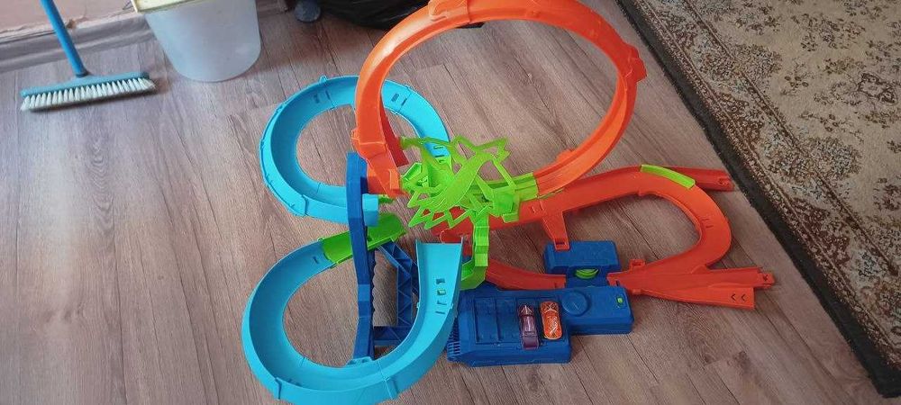 Hot Wheels Stunt Tracks Mid-Air Crash