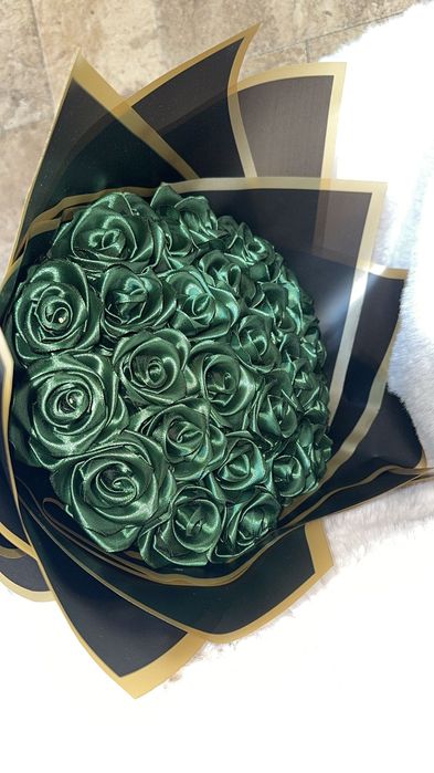 Букети от сатенени рози