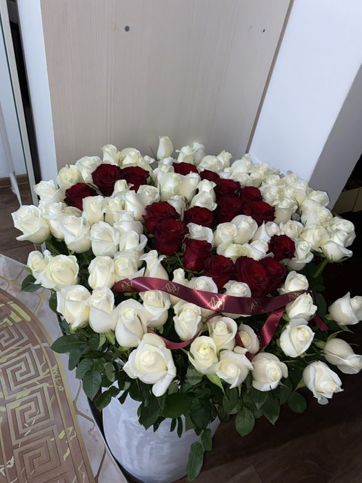 Белые розы ә әріпі жазылған ішінде