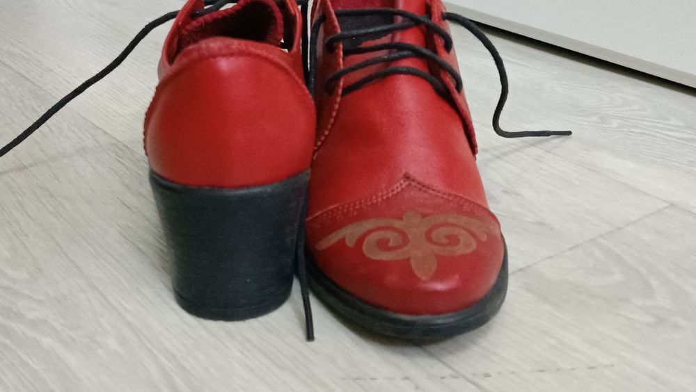 Продам красные ботинки