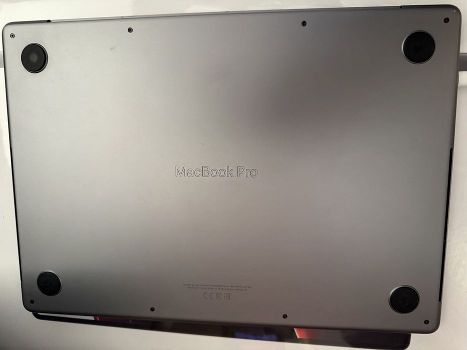  MacBook Pro 16 inch M1 Max**64GB**1000 SSD**
