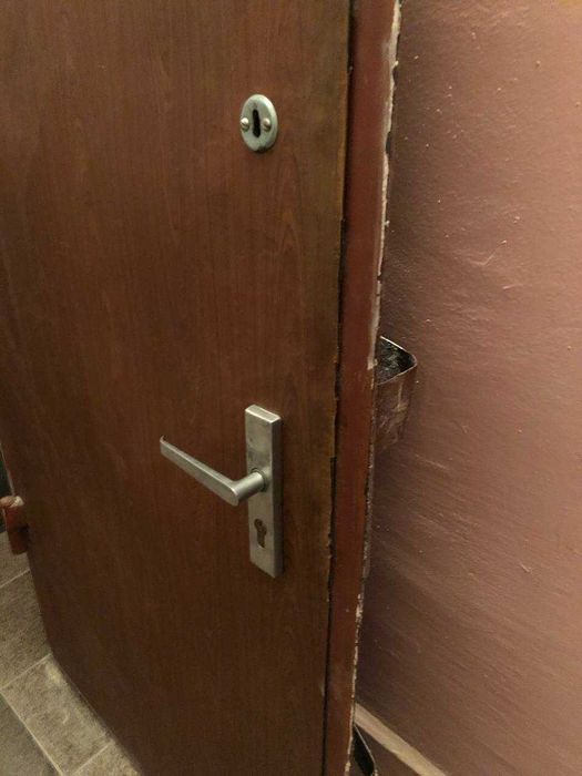 Входная железная дверь советского периода с двумя замками 92х205
