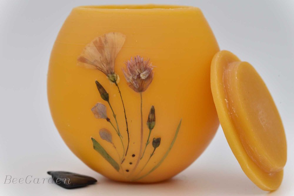 Ръчно изработено бурканче от пчелен восък с пчелен мед,