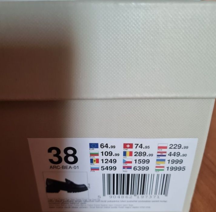 Обувки ,боти ,бели кецове естествена кожа