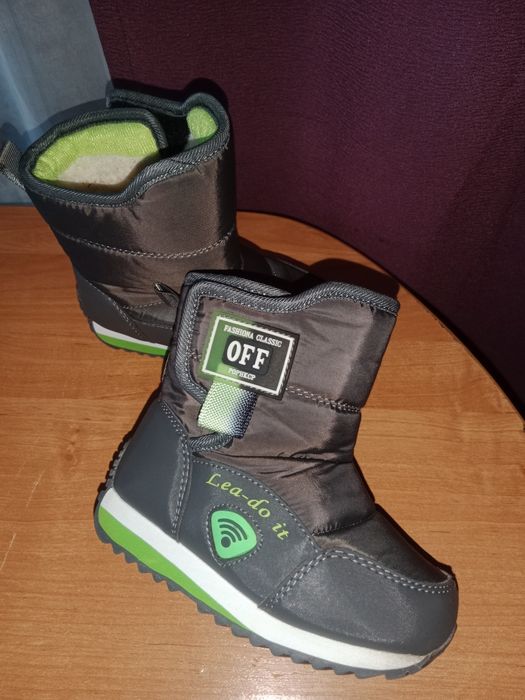 Продам детскую зимнию обувь