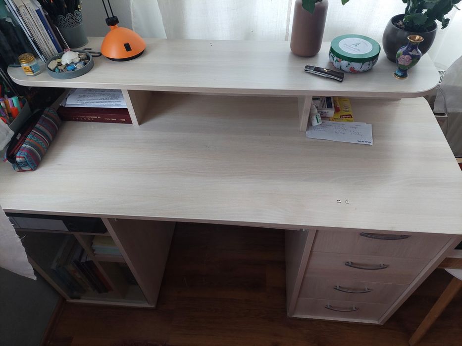 Birou 140x60 h76+19, 4 sertare, cu usa din sticla