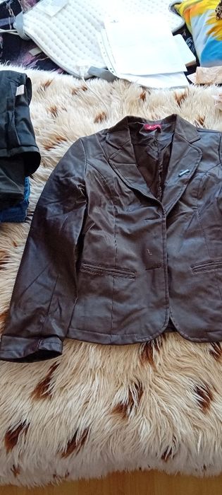 Сако кафяво от еко кожа с два джоба и шлиц.Само един път ползвано