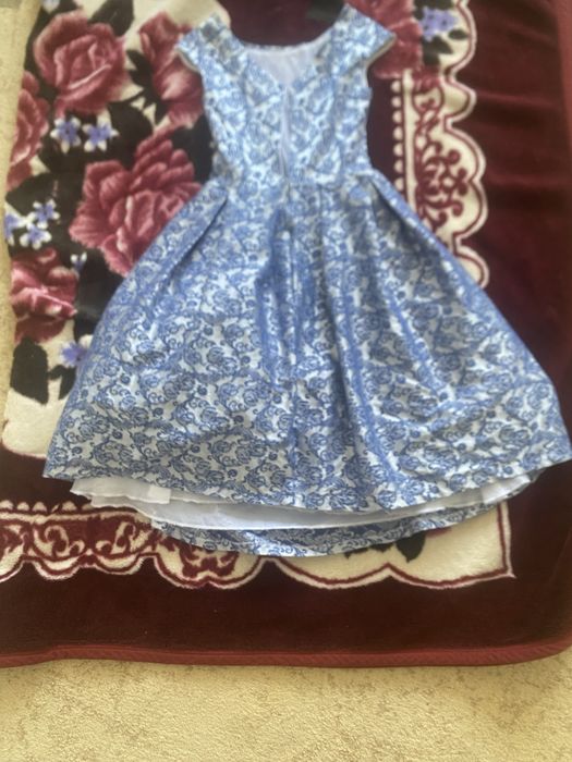 Продаю платье от 6-10 лет девочке