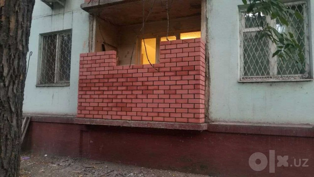 Кладка кирпичей на балконе и тд