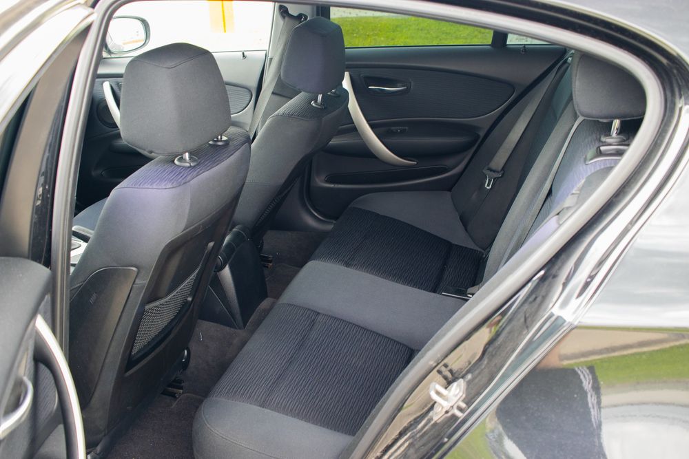 BMW Seria 1 116i (122 CP) • 2011 • Negru • Lupe Bi-LED • Încălzire scaune • Multe dotări
