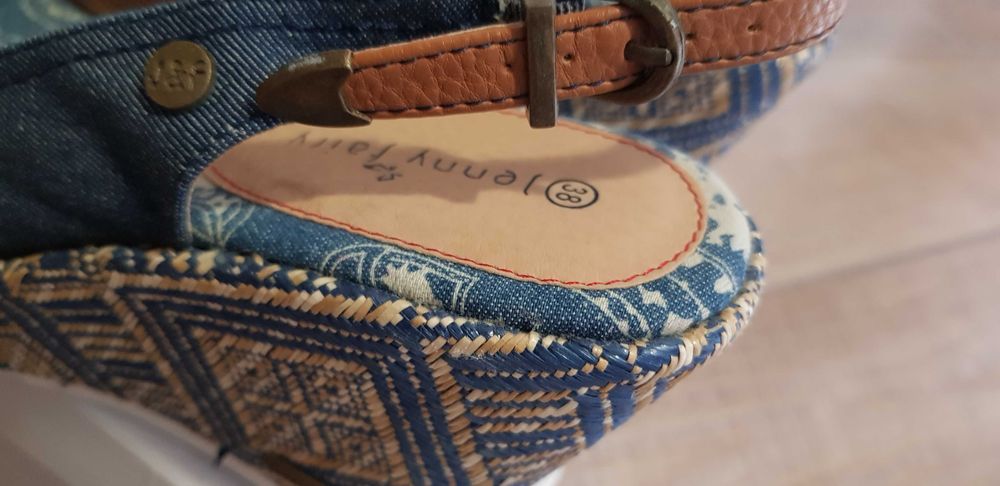 Сандали  с платформа и елегантен принт