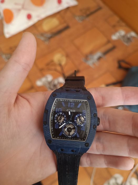 Часовник Guess водоустойчив
