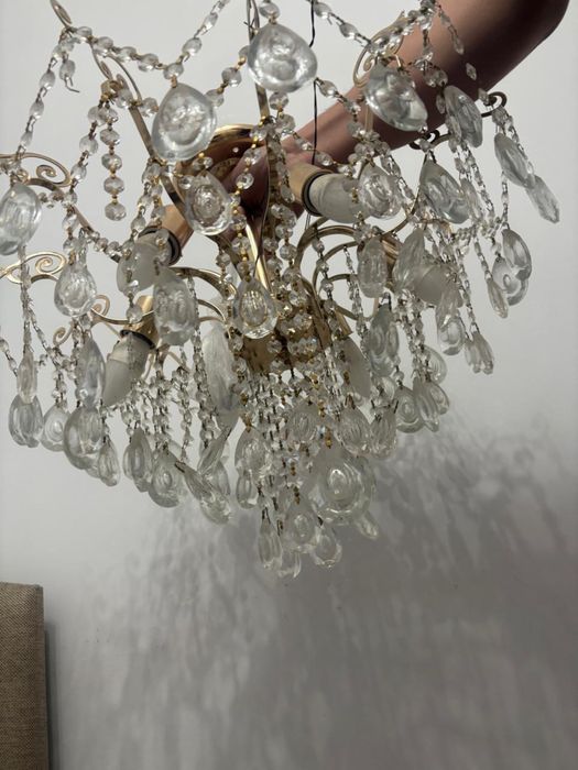 Красивая люстра в зал