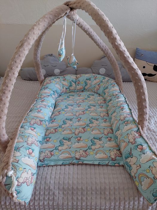 Бебешко гнездо с подарък