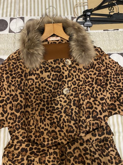 Дамски тренчкот с яка от естествен косъм