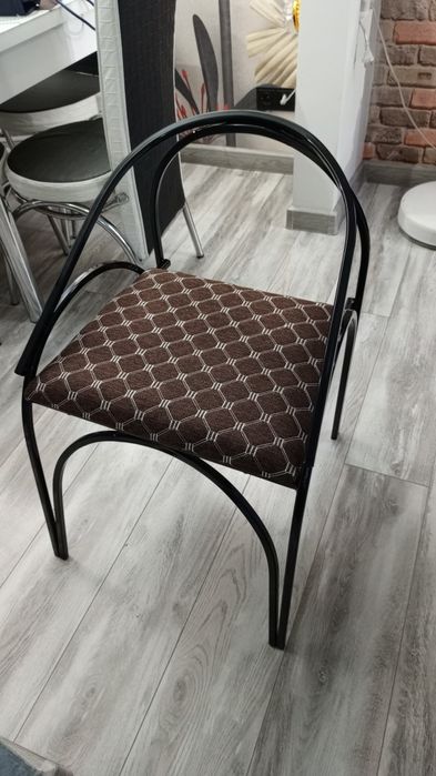 Стулья и столик.